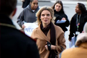 public-figure-responds-no-makeup-comment-online-abuse