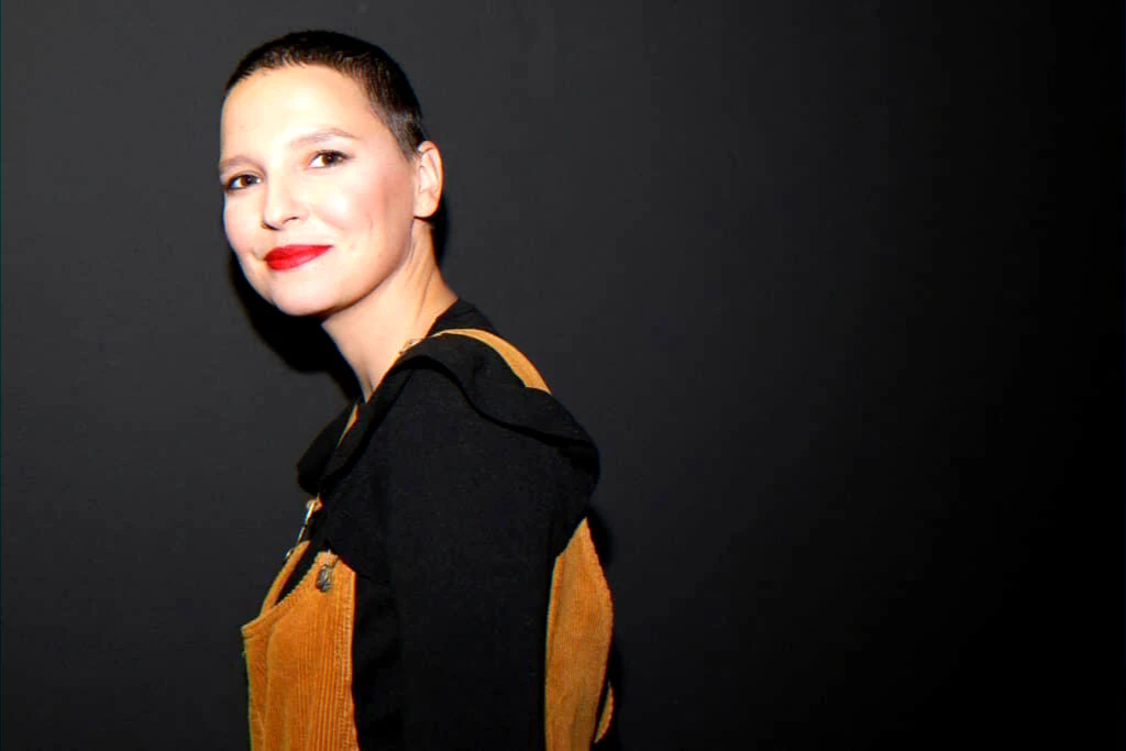 Feature on a singer and cellist sharing a HomeExchange story and preparing a new album in 2026