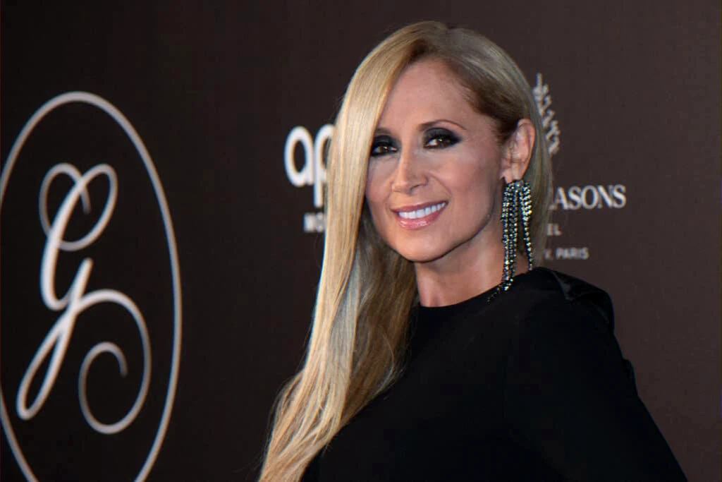 Feature on a singer's daughter asserting independence during The Voice promotion