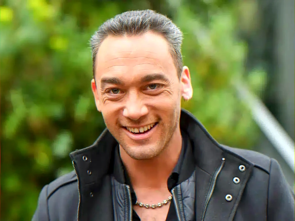 Tribute singer success at Dôme de Paris and discreet family life near Valenciennes