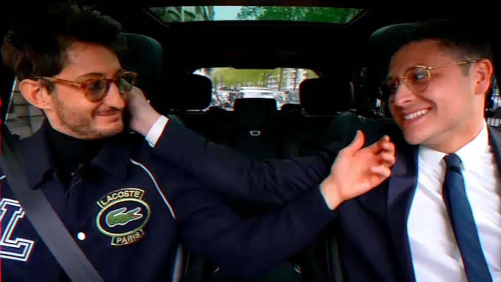 Viral burlesque proposal at Paris arena during improvised entertainment show