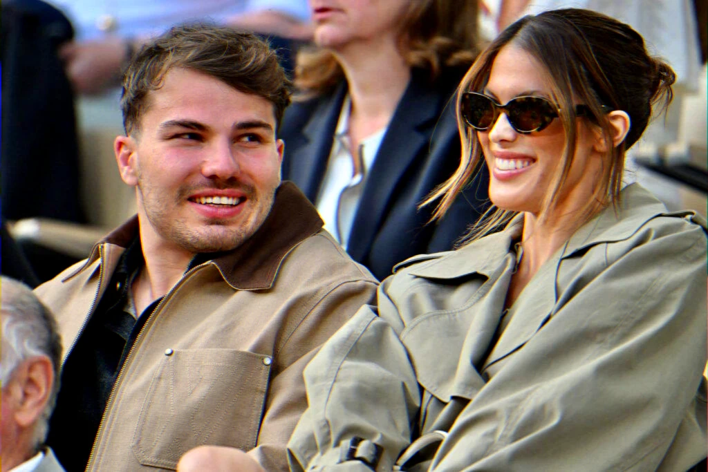 Étreinte en tribunes après la victoire du XV de France au Tournoi des Six Nations