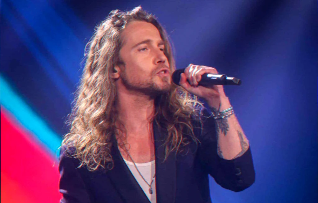 Onstage vocalist at a Paris concert — article on artists from Alès returning to the Cévennes