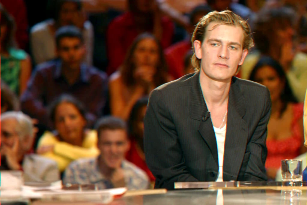 Bougival — hommage près du café Les Trois Billards et de la stèle ornée du Petit Prince