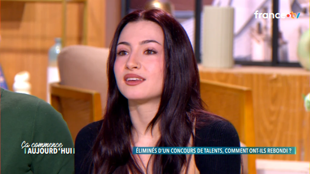 Ancienne candidate d’un télécrochet sous pression face au succès des pairs, construisant son premier album à son rythme