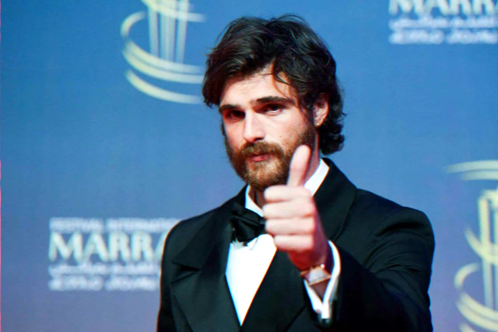 Entertainment news — event appearance fuels dating rumors