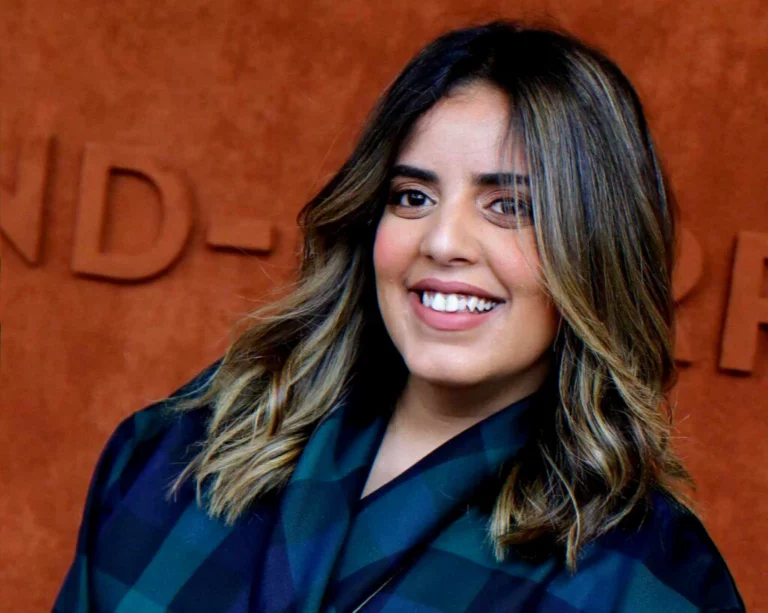 Portrait linked to an article on a comedian’s Seine‑Saint‑Denis apartment and XXL terrace