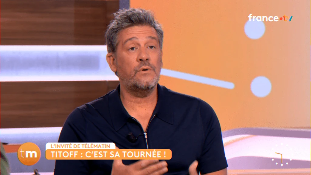 humoriste en interview pour la promotion de son one-man-show en tournée