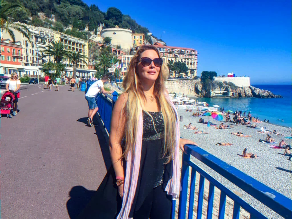 Media controversy after a public figure's death — tensions between media and entourage