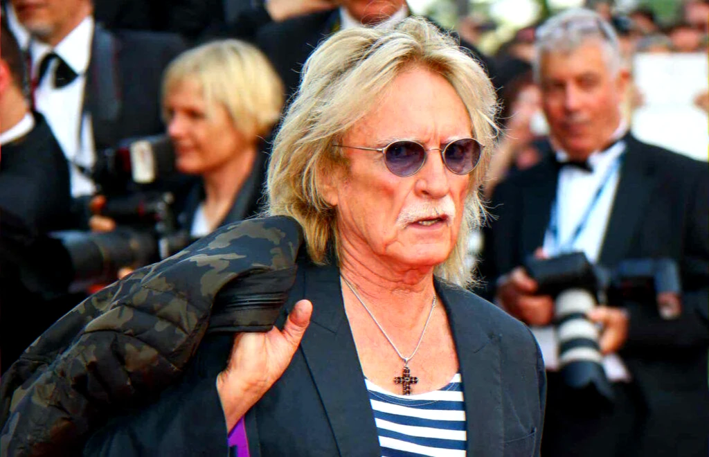 Nocturnal Montparnasse piano refuge — feature on a musician’s apartment and creative nights