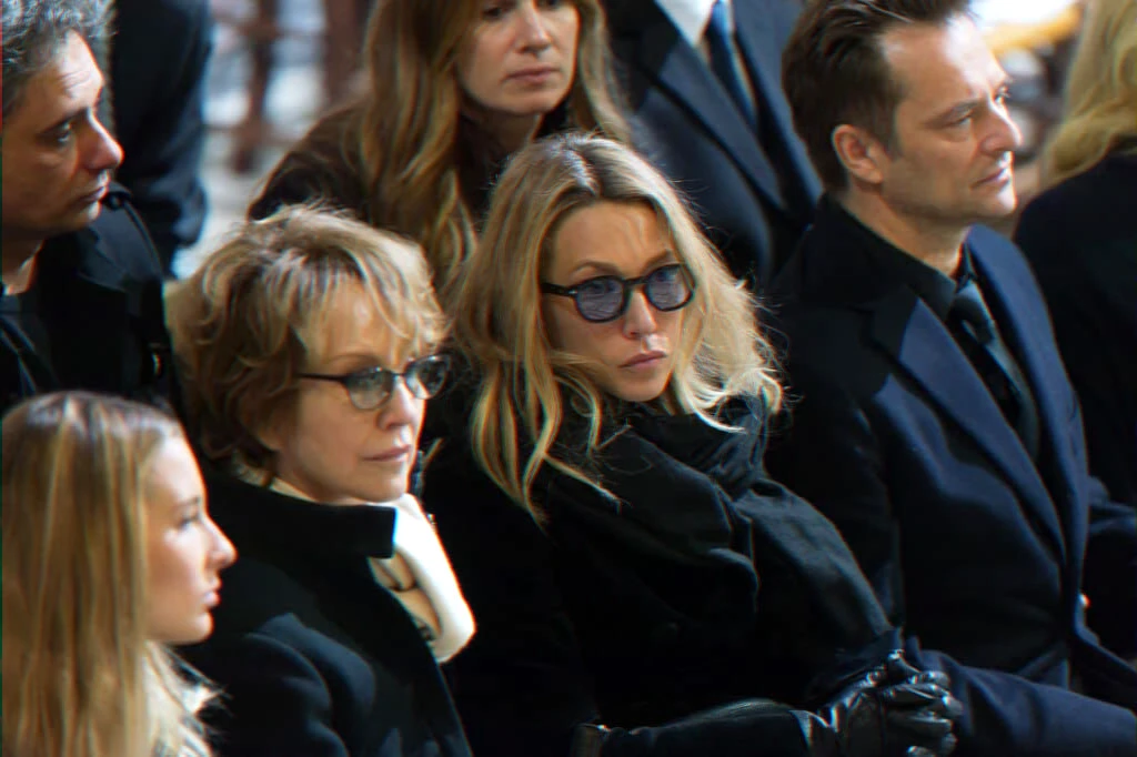 mother-daughter proximity in Paris supporting through illness