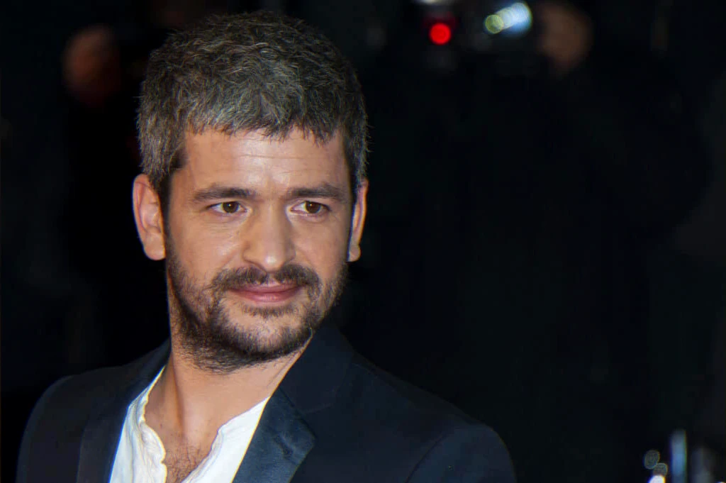 singer-settles-in-oise-chateau-family-refuge-and-atelier