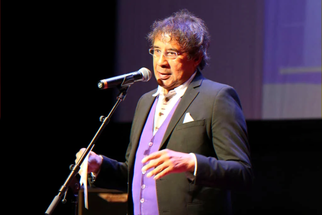 Singer onstage reflecting on paternity and reconciliation