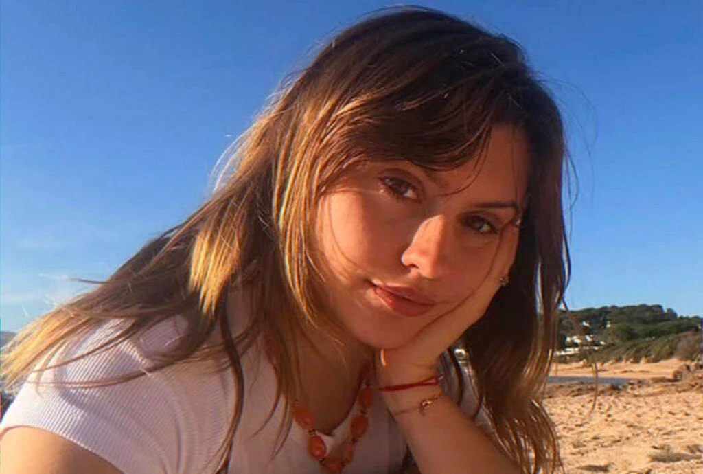 Singer preparing tour and mini‑doc amid online rumors and online reactions