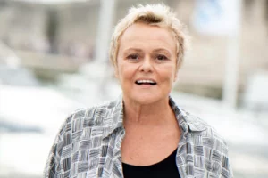 Comedian stage comeback 2027 and discreet private life west of Paris