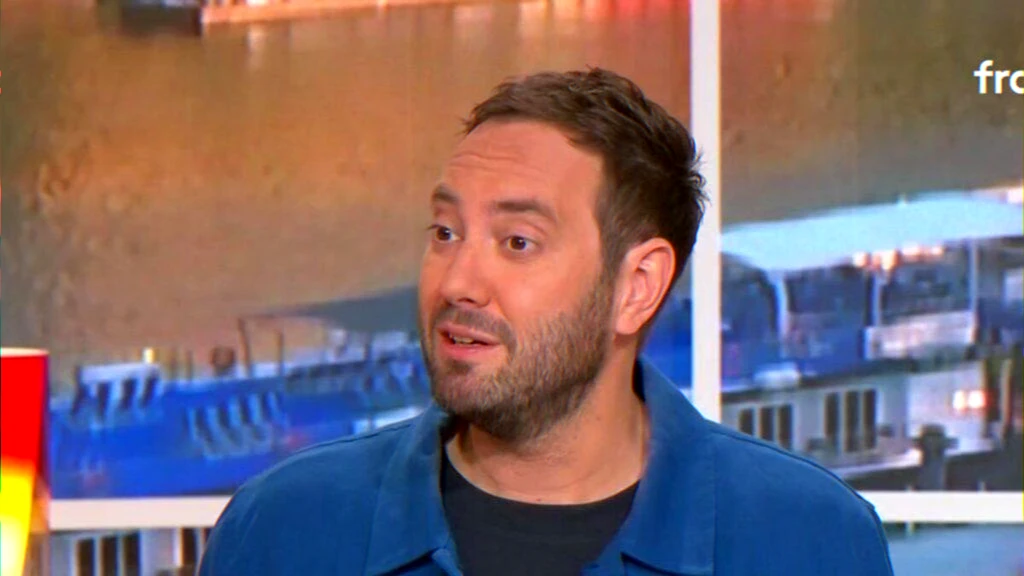 Télématin studio announcement of upcoming parenthood