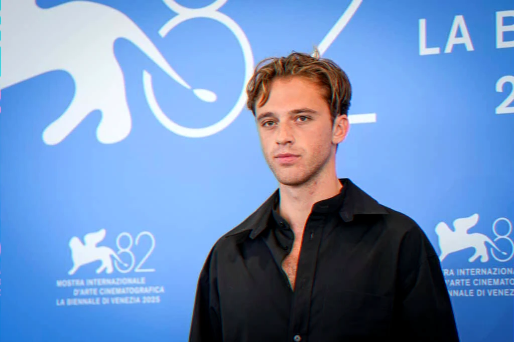 lead-actor-biopic-press-photo-venice