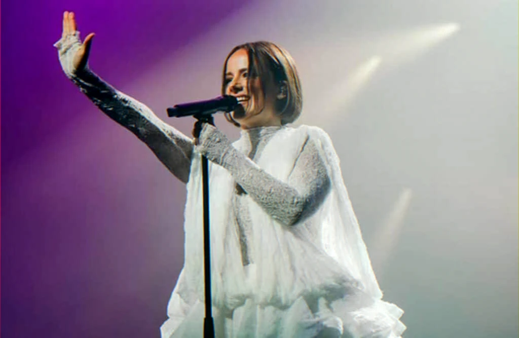 Performer on stage during a 25th‑anniversary tour in Mexico