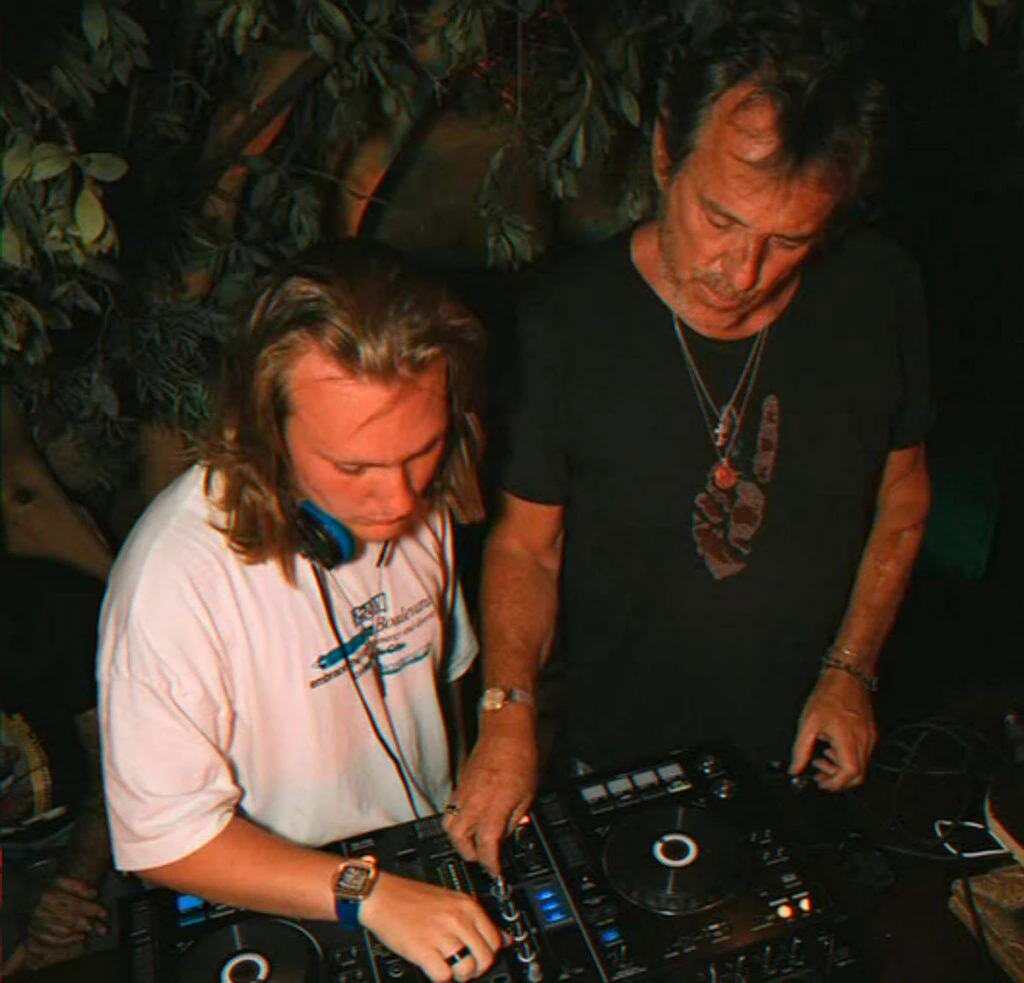 dj-performing-paris-club-nightlife