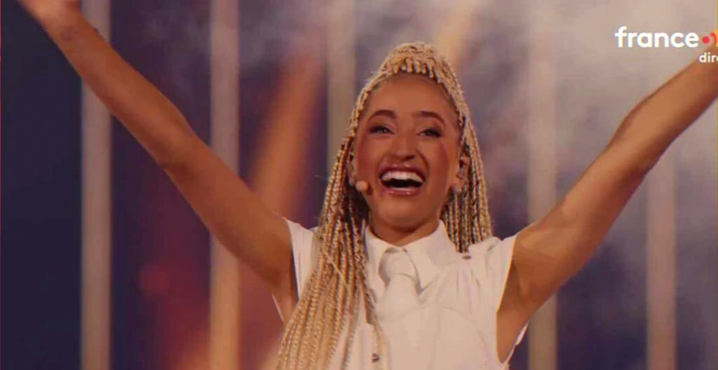 Eurovision 2026 France entry performing "Regarde" live