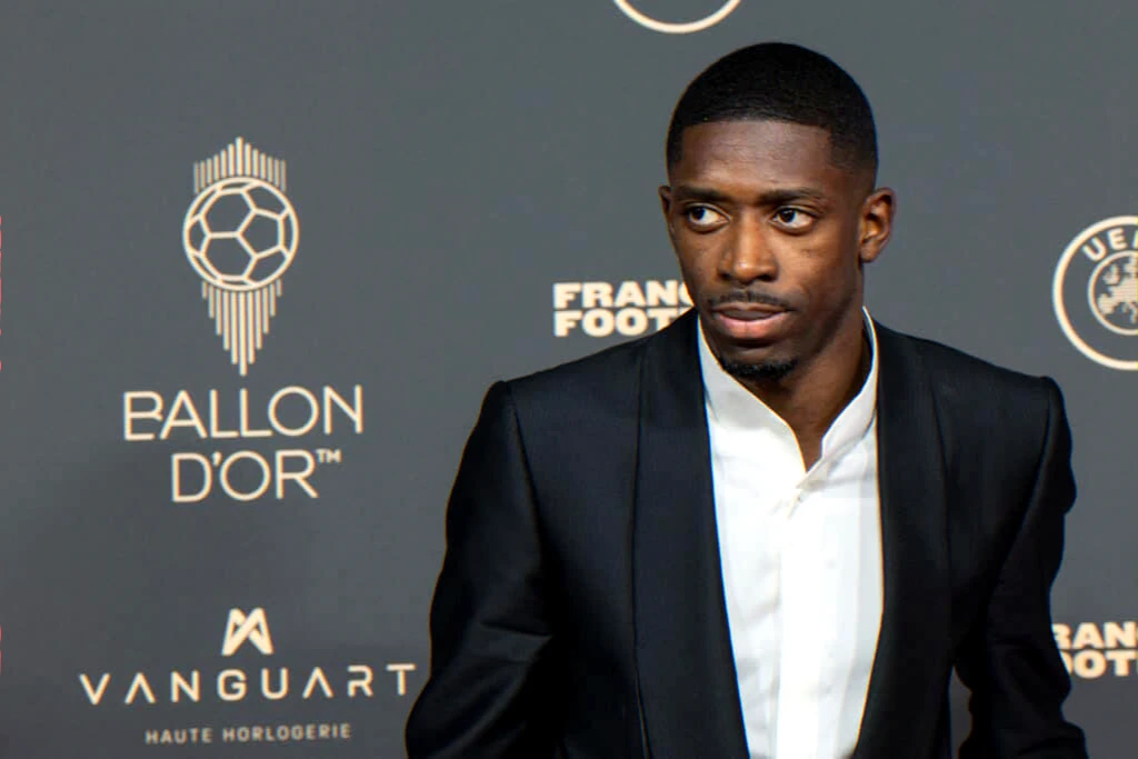 football star at awards — villa 450 m² rented €15,000/month