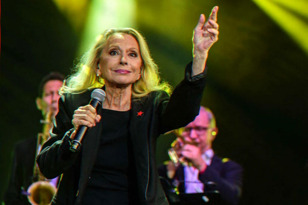 Live stage image for article on a French singer decorated with the Légion d'honneur