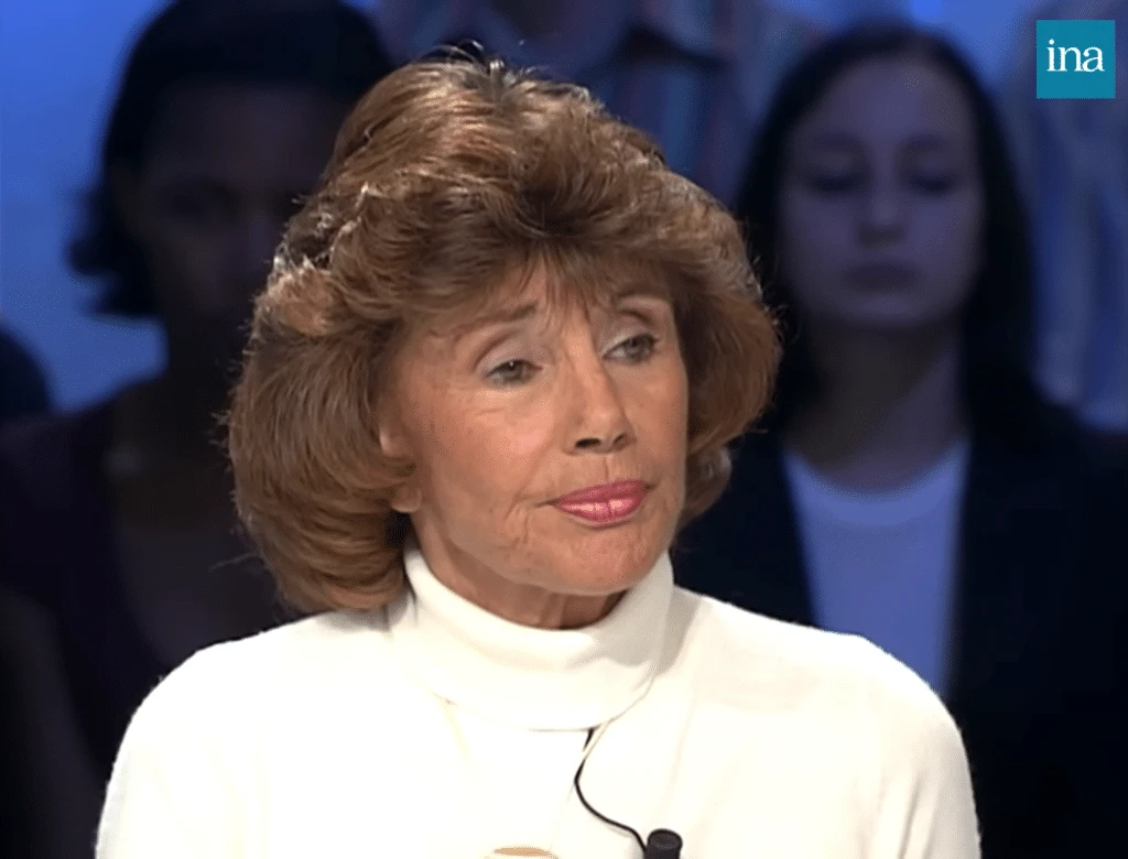 Commemorative portrait of a television actress during a public memorial in Ramatuelle