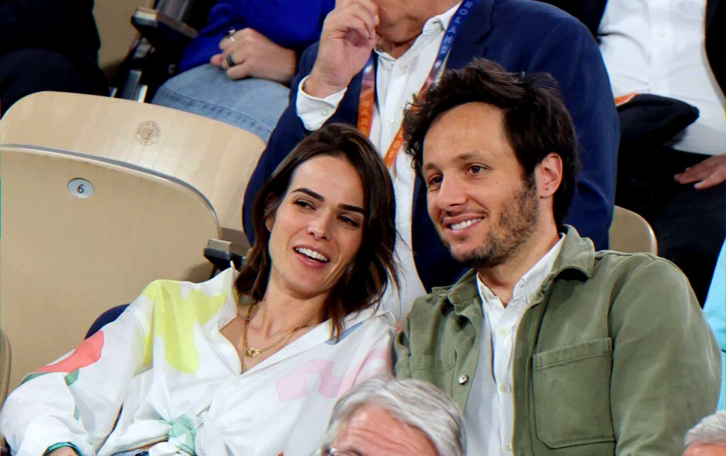 Couple at Roland‑Garros with contrasting casual and elegant looks