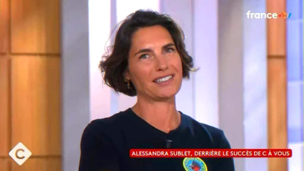 Talk-show presenter returns to studio amid emotional tribute