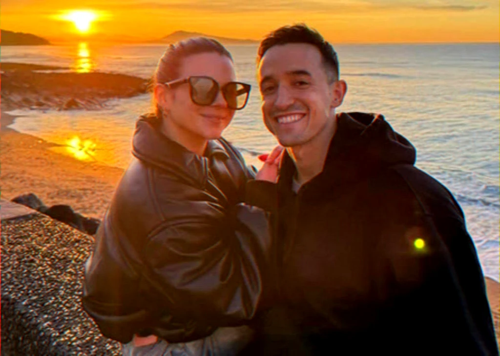 influencer couple learning tango in buenos aires at sunset