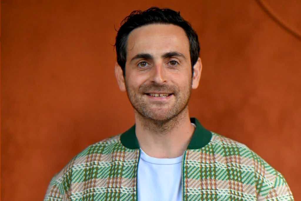Radio host departing NRJ to pursue a theatre career