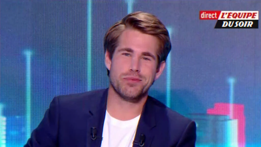 live-broadcast blooper revealing casual summer outfit